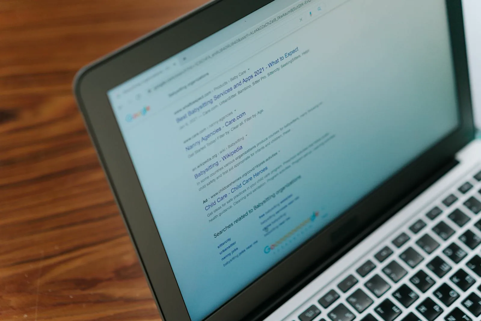 Résultats de recherche Google affichés sur un ordinateur portable